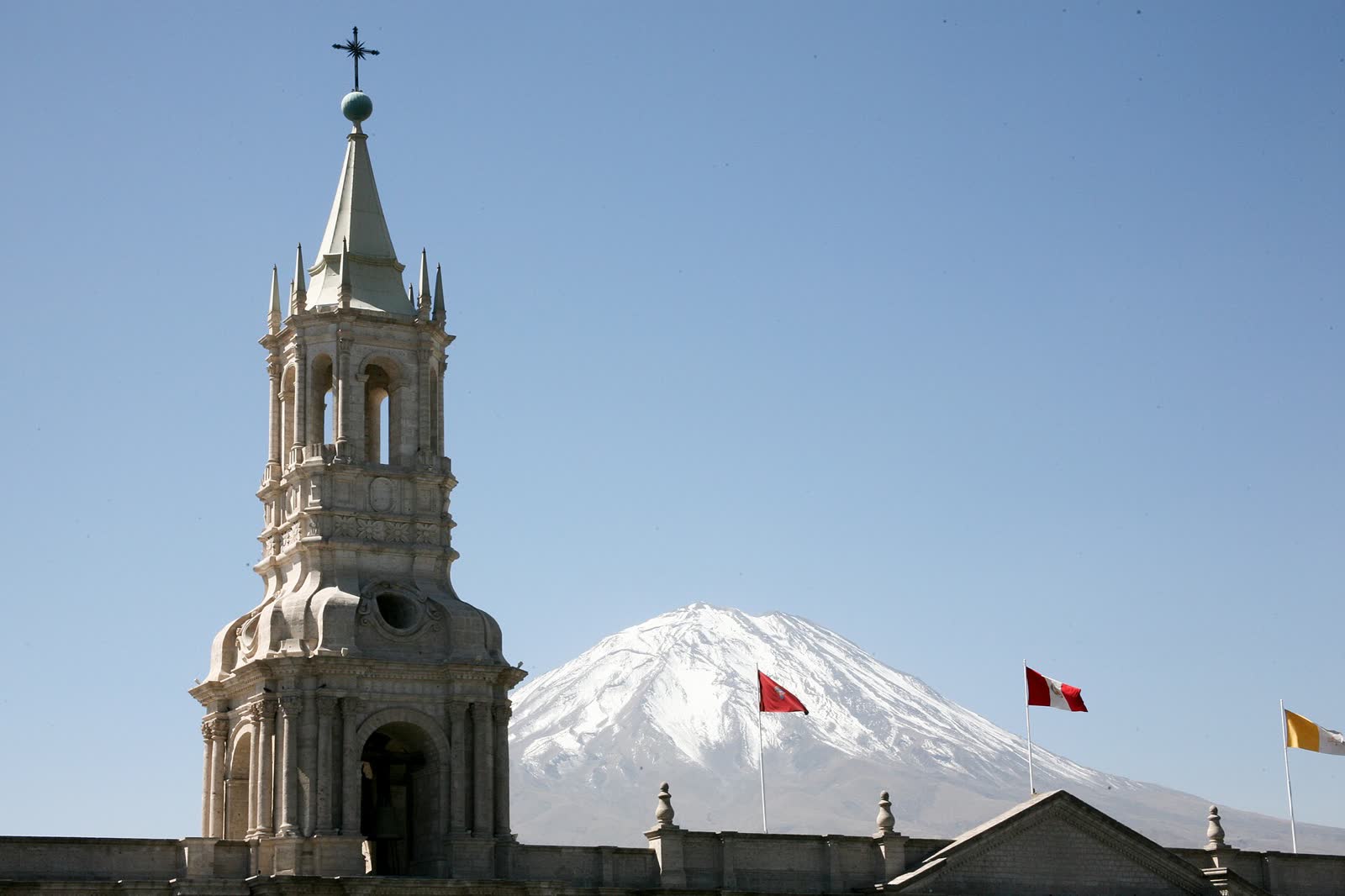 Campanario de sillar de la Catedral de Arequipa con el volcán Misti nevado al fondo